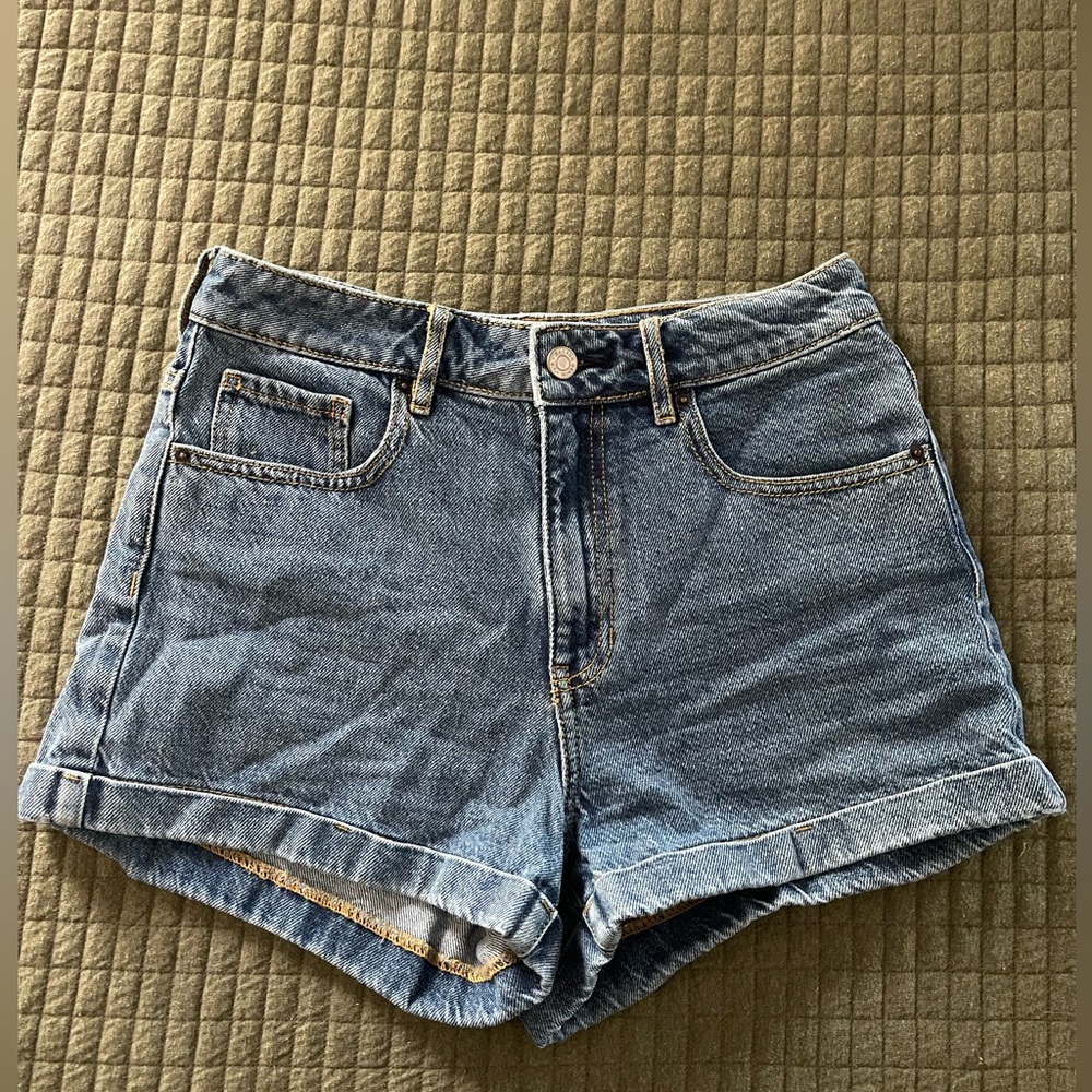 90s PacSun mom shorts.